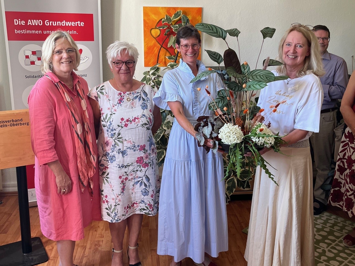 Der Vorstand gratuliert der Leiterin mit Blumen