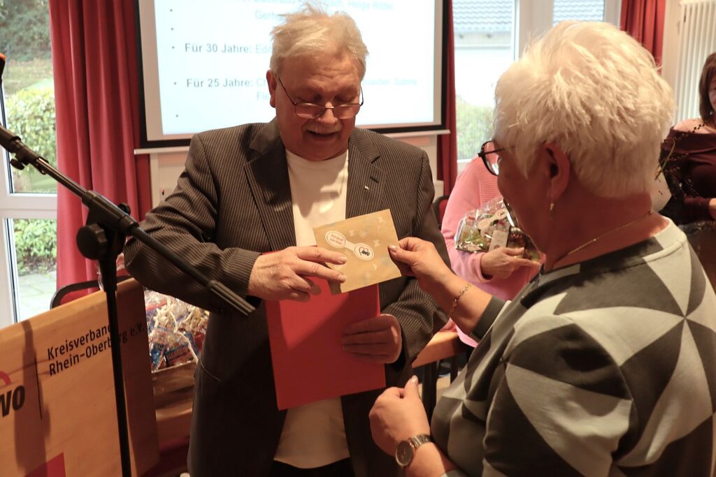 Herr Ruland bekommt seine Urkunde
