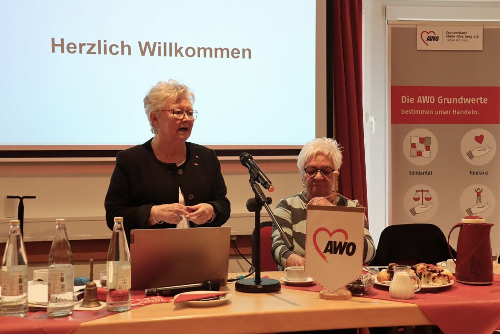 Frau Ruland begrüßt die Gäste am Tisch
